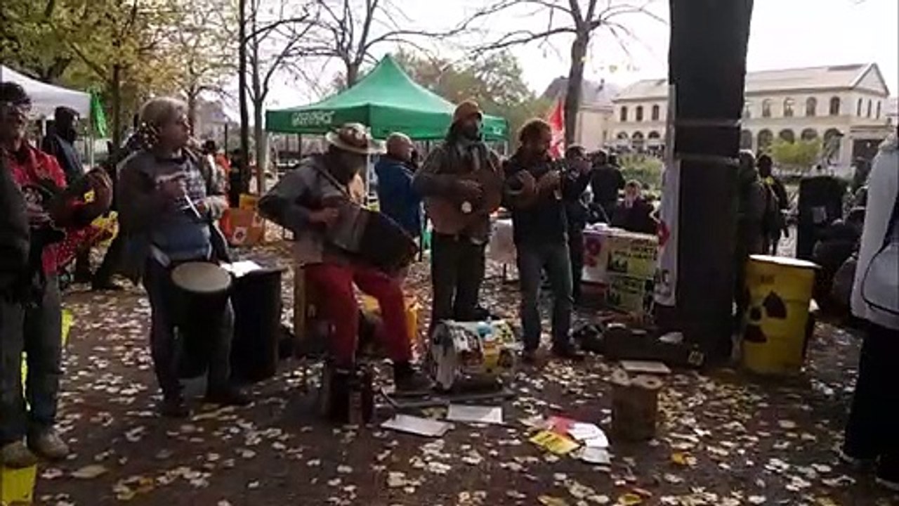 Procès Greenpeace : musiciens, pancartes et journalistes sont nombreux