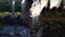Tarihi köprüde heyelan sonrası çökme