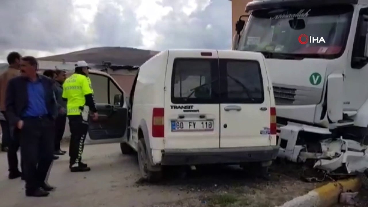 Kırmızı ışık ihlali yapan tır otomobile çarptı: 4 yaralı
