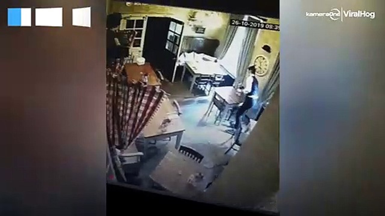 Un fantome filmé en train de suivre une serveuse dans un pub