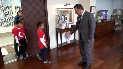 Cumhurbaşkanı Erdoğan'ı ziyaret eden öğrenciler Vali Kaymak'ın makamında