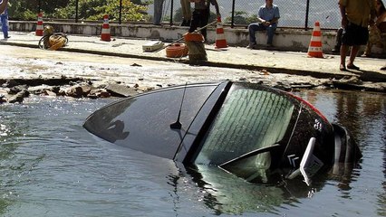 Este padre lanza a su hijo a un puente para salvarlo tras caer con el coche al agua