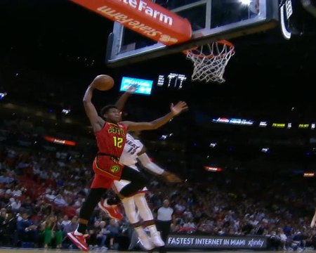 لقطة: كرة سلّة: اديبايو يتصدّى لكرة هنتر