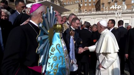 Papa benze estátuas