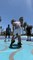 Steve Nash s'amuse sur le playground de Venice Beach en costard-cravate