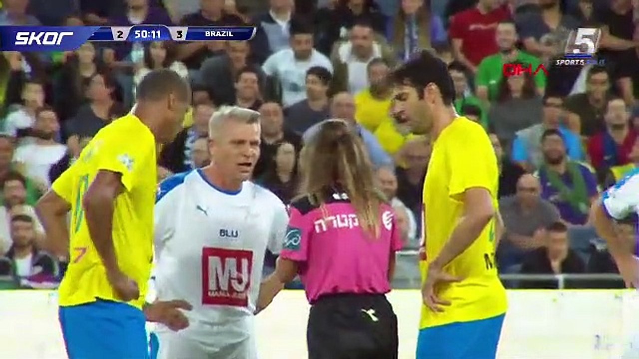 Öz çekim için sarı kart gösterdi