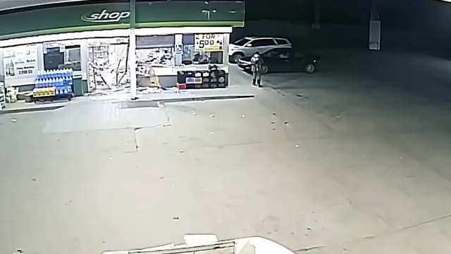 Il explose sa voiture dans une station service et arrache sa plaque d'immatriculation avant de prendre la fuite