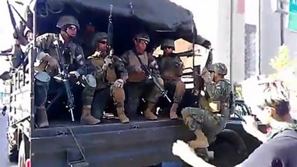 Un camion qui transporte des militaires accélère trop fort