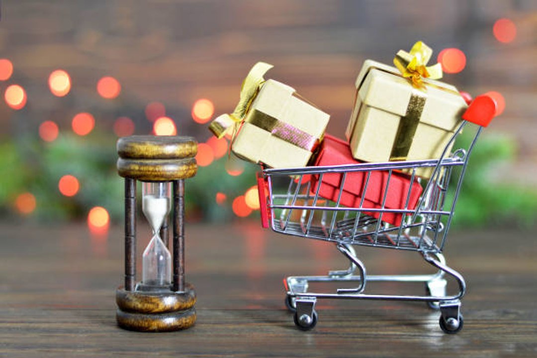 Wie kann man Geld bei Weihnachtsgeschenken sparen?