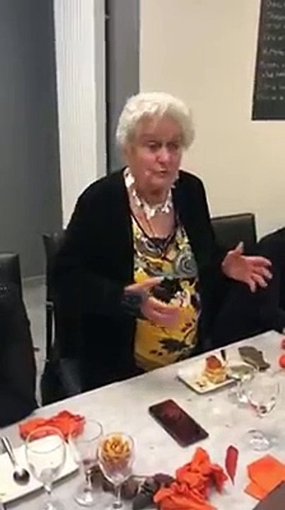 Lors de ses 90 ans, une Mamie est devenue une star du net avec sa blague gentiment salace