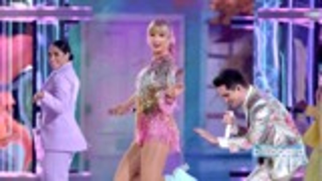 Taylor Swift Set to Receive Artist Of the Decade at This Year's 2019 AMAs | Billboard News