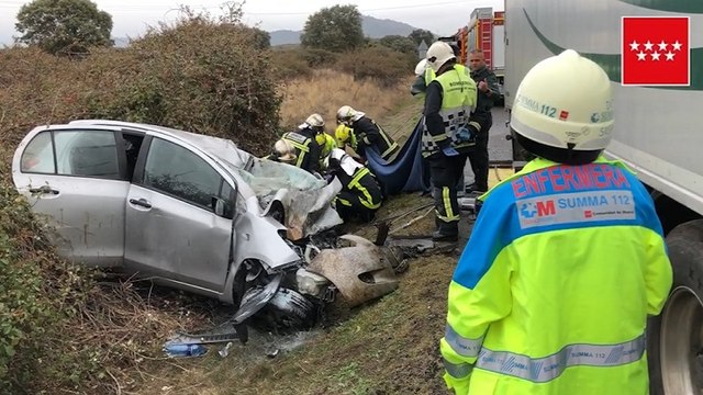 Muere una joven al chocar contra un camión en la M-602