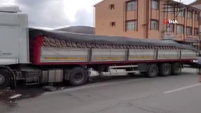 Kırmızı ışık ihlali yapan tır otomobile çarptı: 4 yaralı