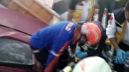 Devrilen kamyonda sıkışan yaralı sürücü AFAD ve itfaiye tarafından kurtarıldı