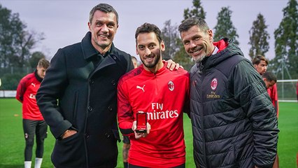 Video herunterladen: Hakan Çalhanoğlu premiato per le 100 presenze in rossonero