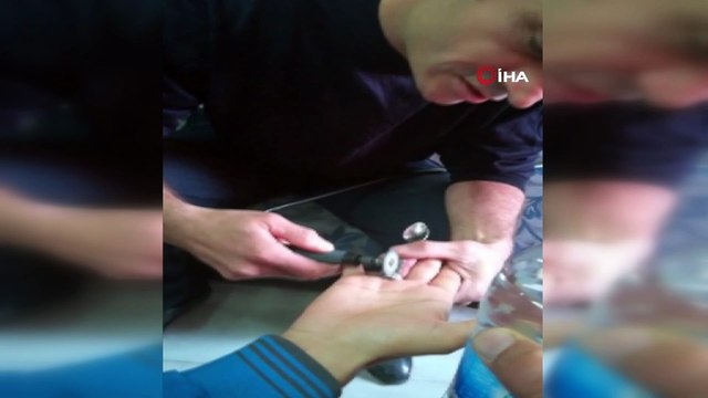 Çıkarmak için dakikalarca uğraştı, itfaiye ekipleri 3 dakikada çıkardı