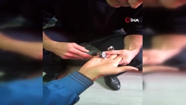 Çıkarmak için dakikalarca uğraştı, itfaiye ekipleri 3 dakikada çıkardı