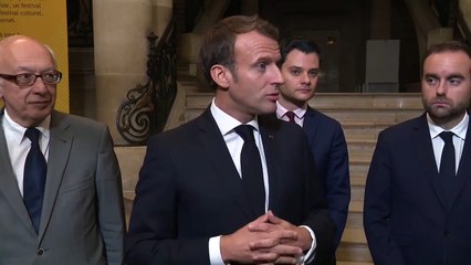 Emmanuel Macron interpellé par plusieurs habitants à Rouen après l'explosion de la visite Lubrizol