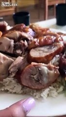 Il y a quelque chose qui grouille dans son assiette au restaurant...