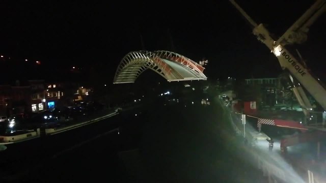 Placement de la passerelle piétonne au-dessus de la Sambre à Thuin
