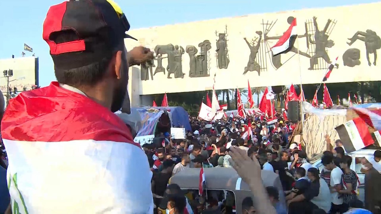 استمرار الاحتجاجات بالعراق والصدر يدعو لنزع الثقة من الحكومة