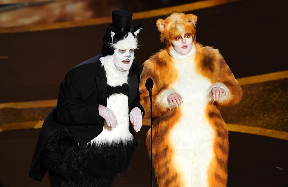 James Corden y Rebel Wilson siguen riéndose de 'Cats'