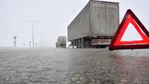 Yakıt deposu donan tırlar yolda kaldı