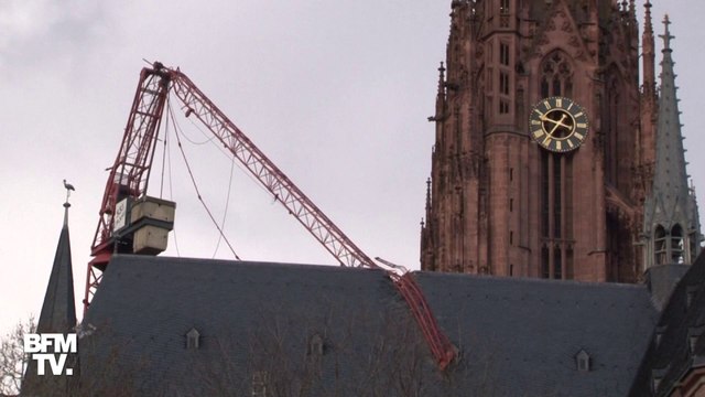 Une grue s'est effondrée sur le toit de la cathédrale de Francfort lors du passage de la tempête Ciara
