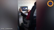 Ce passage contrôle un écran de télévision dans un avion... avec ses pieds