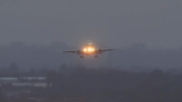 La borrasca Ciara dificulta el aterrizaje y despegue de aviones en el aeropuerto de Birmingham