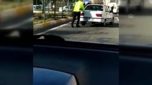Trafik ışığında arızalanan araç sahibinin yardımına polisler yetişti