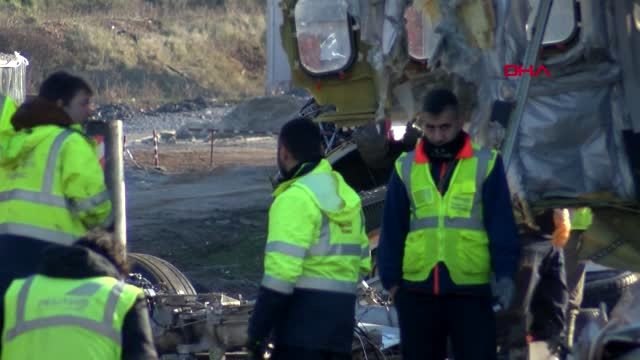 Pisten çıkan uçağın enkazını kaldırma çalışmaları devam ediyor 4