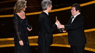 Actor con síndrome de Down presenta premio Oscar