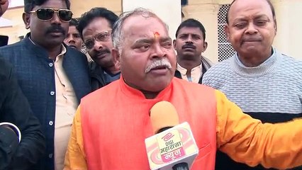 मंदिर के पास खुली शराब की दुकान के विरोध में प्रदर्शन