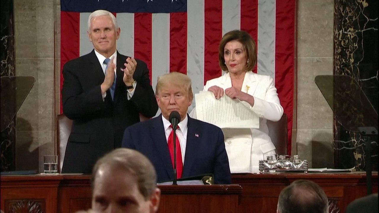 Nancy Pelosi zerreist Trumps Manuskript