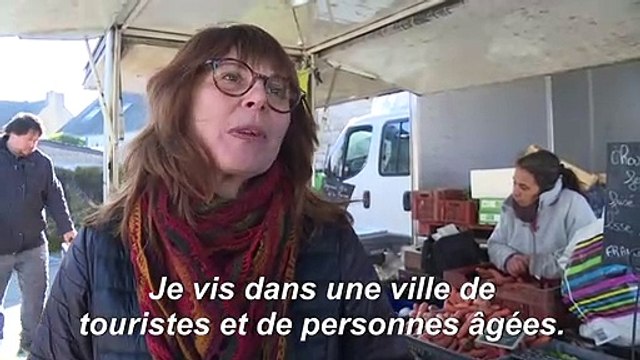 En Bretagne, Arzon, sa mer, ses plages et ses municipales à volets fermés