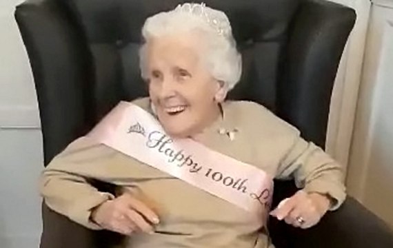 Watch veteran Blackpool performer Letty belt out 'When You're Smiling' on 100th birthday