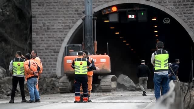Karabük-Zonguldak kara yolunda heyelan riski nedeniyle geçiş kontrollü sağlanıyor