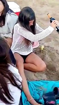 Jovem mostra como abre garrafa sem saca-rolhas e torna-se viral