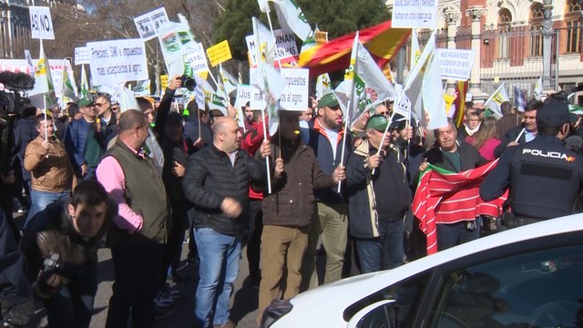 Agricultores se manifiestan por la pésima situación del sector