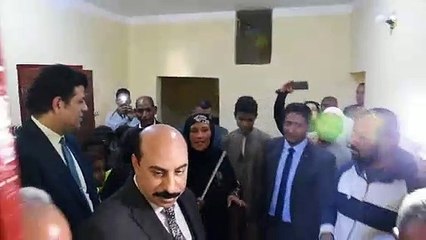 محافظ أسوان يسلم 18 منزلا ويفتتح تطوير مدرسة الإيمان ضمن مبادرة حياة كريمة