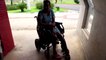 Mulher precisa de carregador para cadeira de rodas motorizada