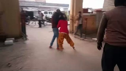 थाने के सामने महिला को बाल पकङकर पीटा