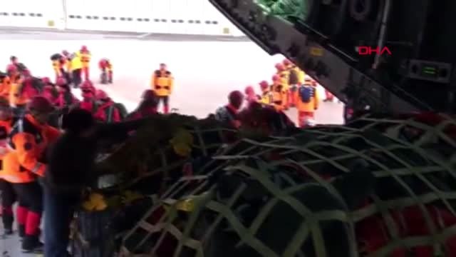 Ankara afad ve jandarma personelini taşıyan askeri uçak van'a indi