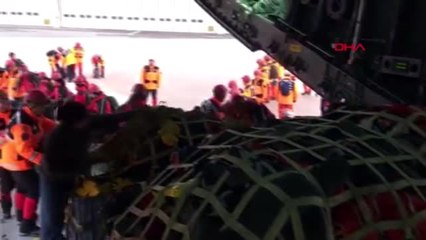 Ankara afad ve jandarma personelini taşıyan askeri uçak van'a indi