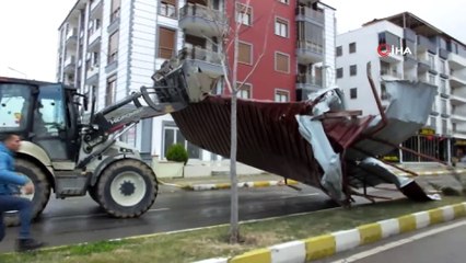 Fırtınadan dolayı uçan çatılar yolu kapattı, 1 kişiyi de yaraladı