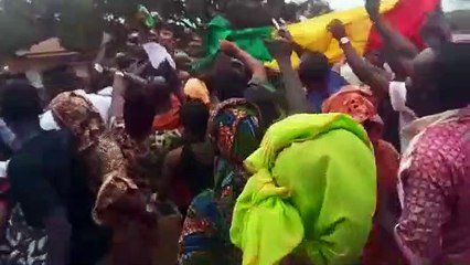 La joie des enseignants après la libération de leurs collègues