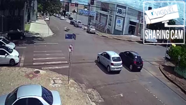 Câmera flagra forte batida entre carro e moto no Bairro Neva