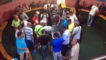 Apuestas en dólares y cero política, peleas de gallos en Venezuela se adaptan a la crisis