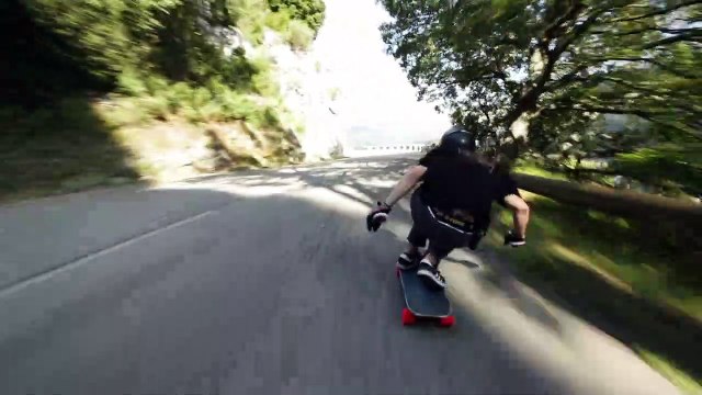 Descente en skateboard d'une route de montagne à pleine vitesse !